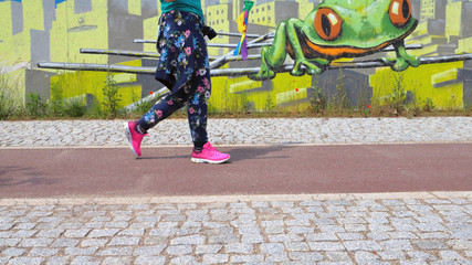 marciapiede con gambe di donna  sportiva, 