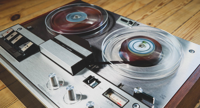 Altes Tonbandgerät von 1969 auf hölzernem Untergrund