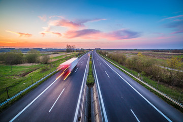 Autobahn am Abend