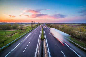 Autobahn am Abend