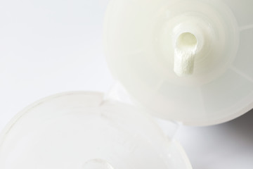 Squeeze out the foam for face washing from the tube