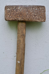 Alter verrosteter Hammer auf einer Stahlplatte