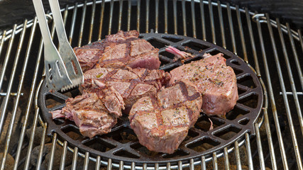 köstliche Steaks am Grill