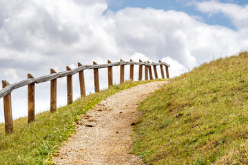 Obraz premium Hiking trail through the hills of south San Francisco bay area, San Jose, California