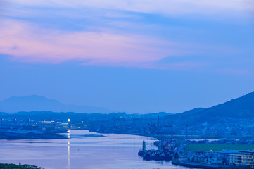 Fototapeta premium 洞海湾と地方都市の夕暮れ【福岡県】