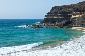 Acantilados de lavas y arenas fósiles en playa de Los Molinos. Pueblo Tefía. Isla Fuerteventura. Pronvincia Las Palmas. Islas Canarias. España