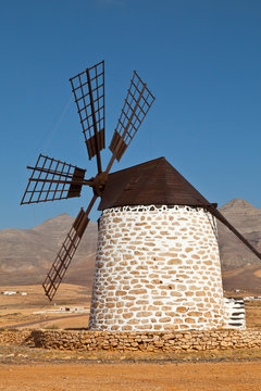 Molino y paisaje agr&iacute;cola. Pueblo Las Parcelas. Isla Fuerteventura. Pronvincia Las Palmas. Islas Canarias. Espa&ntilde;a