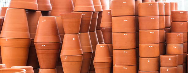 Vasos de cerâmica empilhados