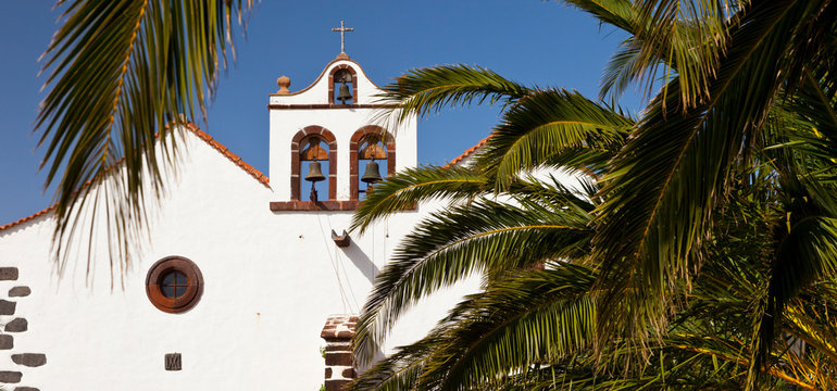 Iglesia de la Luz. Centro Hist&oacute;rico. Campanas de ingenio azucarero de Cuba. Pueblo Santo Domingo de Garaf&iacute;a. Isla La Palma. Pronvincia Santa Cruz. Islas Canarias. Espa&ntilde;a
