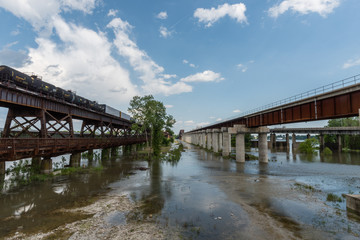 Obraz premium Two bridges over the Mississippi river in Memphis in springtime, greatly elevated water level