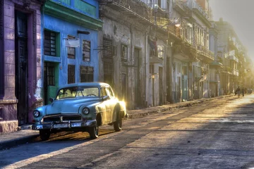 Poster Typisch straatbeeld van Havana Vieja in zonsopgang, Oud Havana, Cuba © akturer
