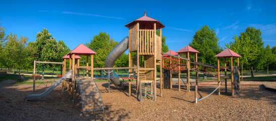 Ein Abenteuerspielplatz bei schönem Wetter am Morgen