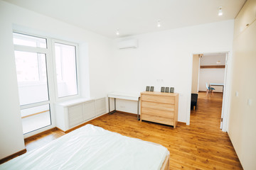 Fototapeta na wymiar modern light interior. room with white walls and wooden floor.