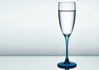 Obraz premium Elegant picture of a glass of pure water on a blue background