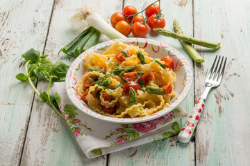mafalda pasta with asparagus tomatoes and leek