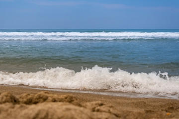 Strand - Wellen mit Sand an der Küste