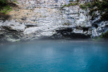 Naklejka premium clear water and rocks