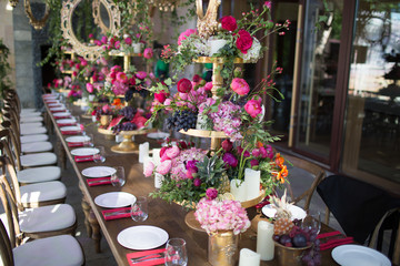 Wedding table decor in red white pink colors