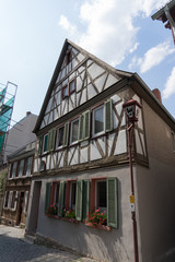 Historisches Fachwerkhaus mit Strassenlaterne in Heppenheim