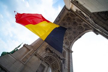 Drapeau Belge flottant au milieu de l'arche du Palais du Cinquantenaire