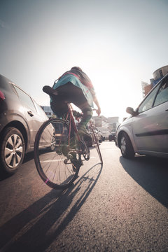 Cycliste au milieu d'une circulation tr&egrave;s dense