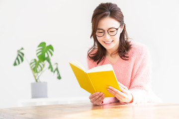 本を読む女性