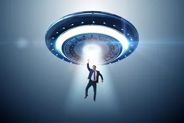 Photo sur Plexiglas UFO Flying saucer abducting young businessman 
