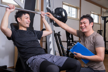 パーソナルトレーニングを受ける男性