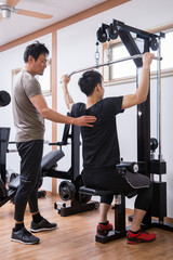 Fototapeta premium パーソナルトレーニングを受ける男性