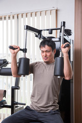 大胸筋を鍛える男性