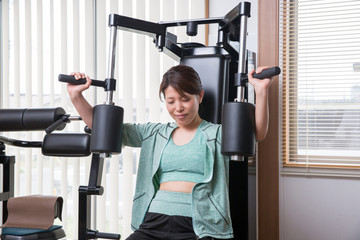 大胸筋を鍛える女性