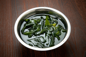 水戻しした塩蔵ワカメ