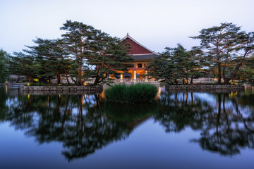 Obraz premium gyeonghoeru pavilion at night