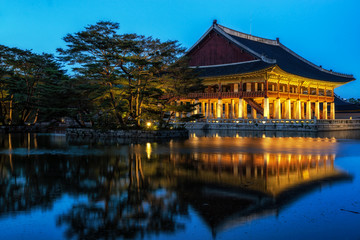 Fototapeta premium gyeonghoeru pavilion at night