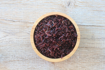 Obraz na płótnie Canvas Rice berry in wooden bowl on table.