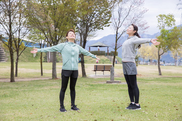 公園で深呼吸する女性