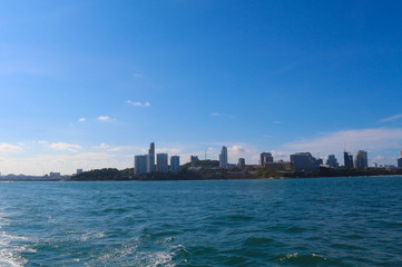 Naklejka premium Beautiful seascape with building of Pattaya in Thailand.