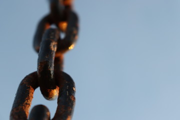 Cadenas en el cielo