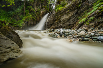 Fototapeta premium Wasserfall nach Gewitter