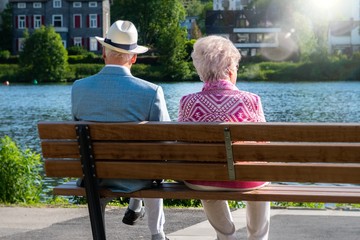 Senioren schick sitzen auf Bank