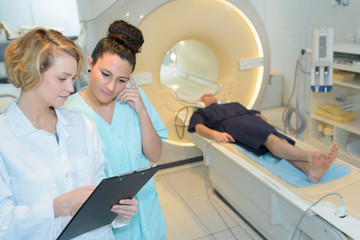 Obraz premium doctor and nurse next to mri scan