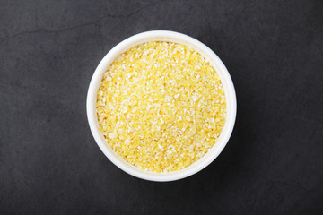 A bowl with crushed maiz