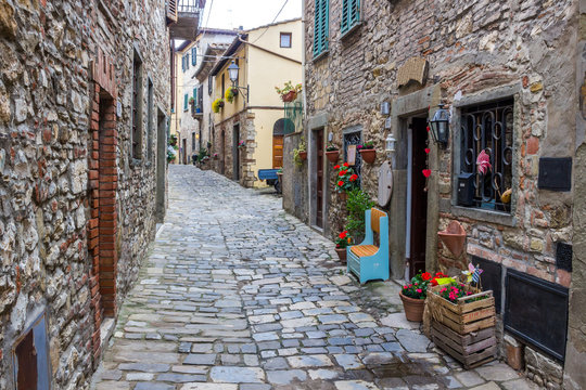 Fototapeta streets and buildings in Montefioralle old village in Tuscany