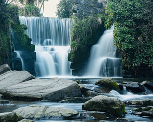 Obraz premium Hidden Tyre in Waterfall