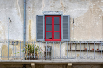 Fototapeta na wymiar finestra rossa di antica casa 
