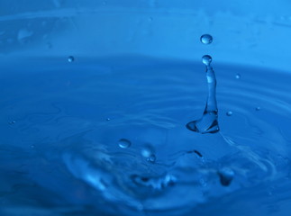 Gota de agua sobre fondo azul