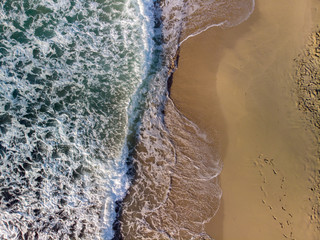 Veduta aerea di una porzione di spiaggia sabbiosa