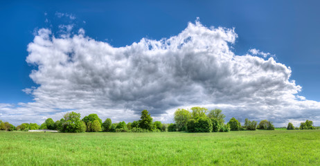 Gewitterwolken formieren sich zu einem Sturm