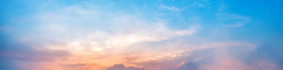 Poster Dramatischer Panoramahimmel mit Wolken bei Sonnenaufgang und Sonnenuntergang. Panoramabild. © tanarch