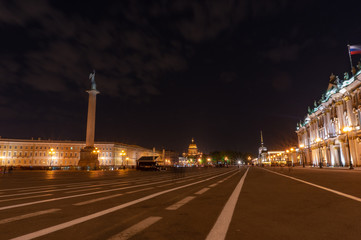 Fototapeta na wymiar View of St. Petersburg. The Alexander Column in the Palace Square.